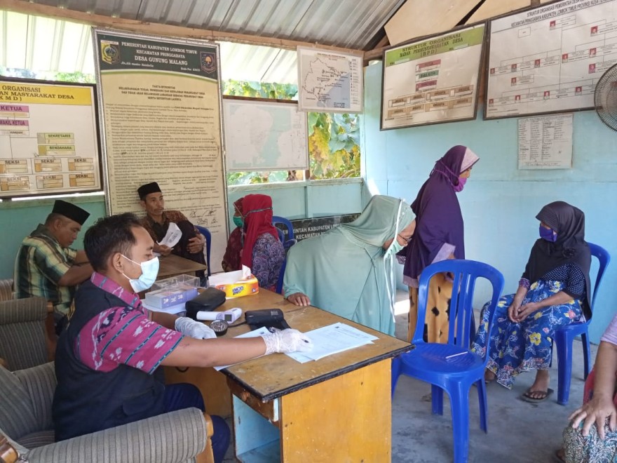 KEGIATAN VAKSIN UNTUK LANSIA DI KANTOR DESA